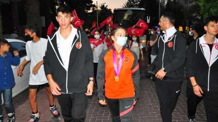 Ay�e Beg�m Onba��'ya memleketi Manisa'da co�kulu kar��lama