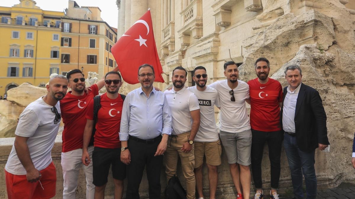 Genlik ve Spor Bakan Mehmet Muharrem Kasapolu, Roma'da Trk taraftarlarla bir araya geldi