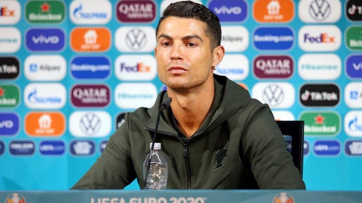 Cristiano Ronaldo basn toplantsnda yle bir hamlede bulundu ki...