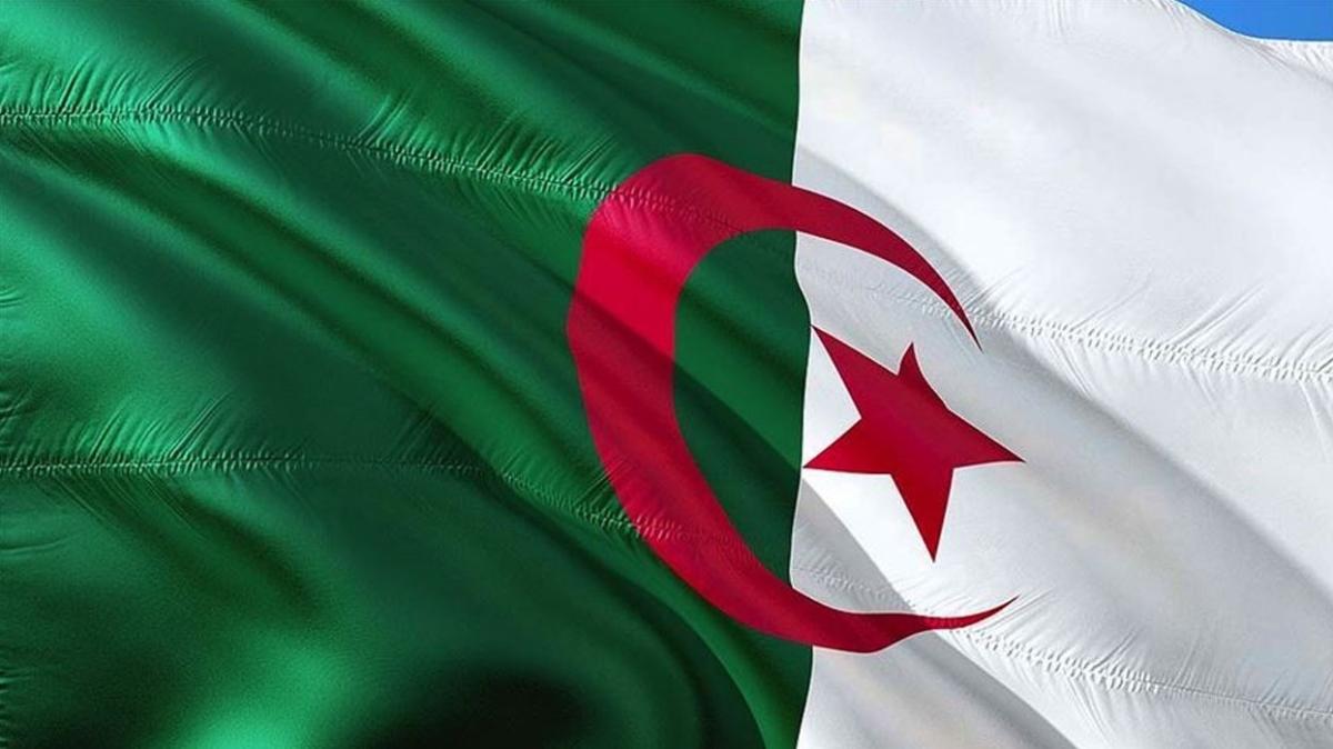 Cezayir'de Fransz smrgesinin sembol ismine hakaretten yayn durdurma