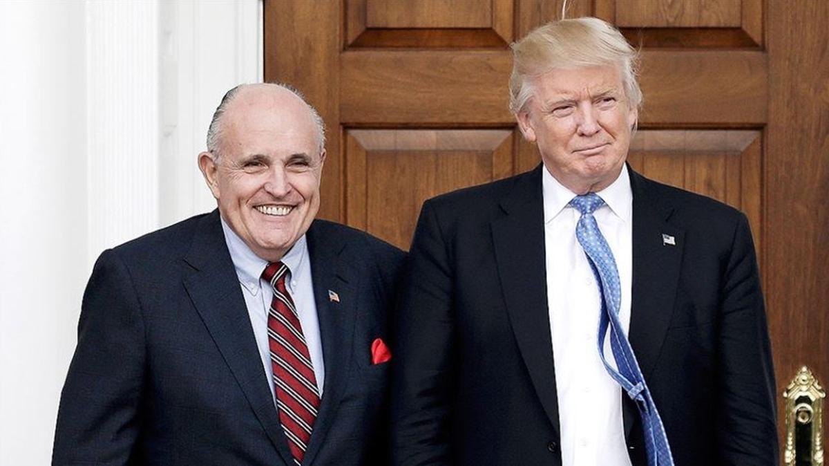 Trump'ın avukatı Rudi Giuliani'nin avukatlık lisansı askıya alındı