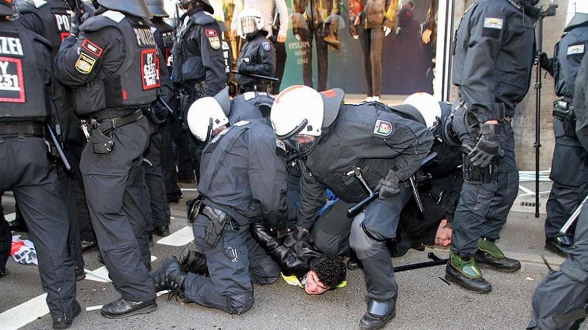 Almanya'da polisten gazetecilere coplu saldr