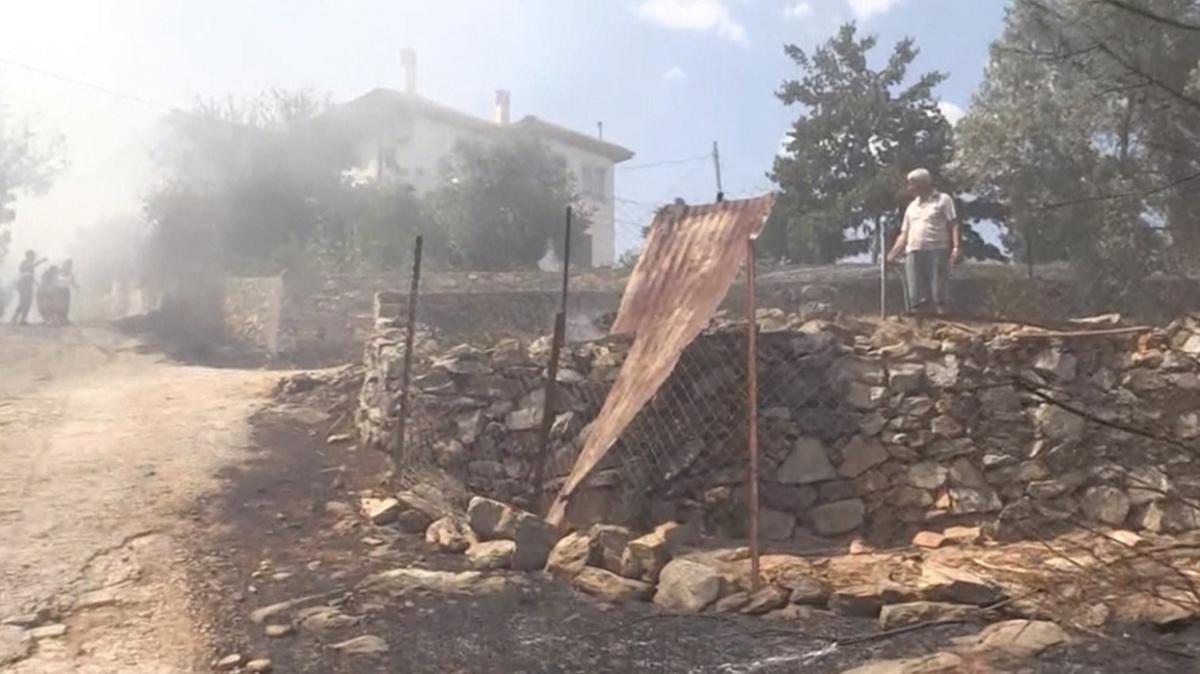 Ula'da orman yangn: 2 ev tahliye edildi