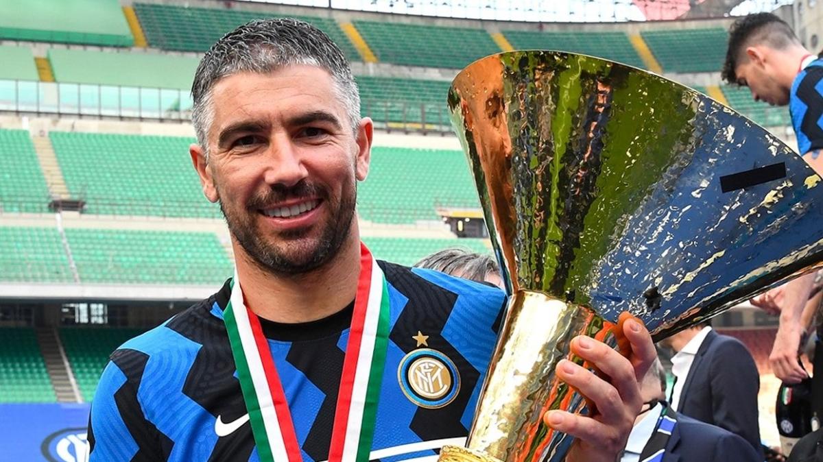 Inter, 35 yandaki Kolarov'la 1 yl daha