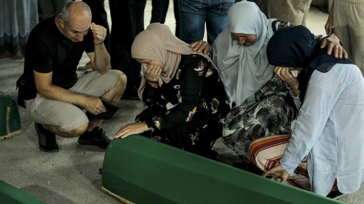 Srebrenitsa soykrmnda kaybettikleri yaknlarna son kez veda ettiler