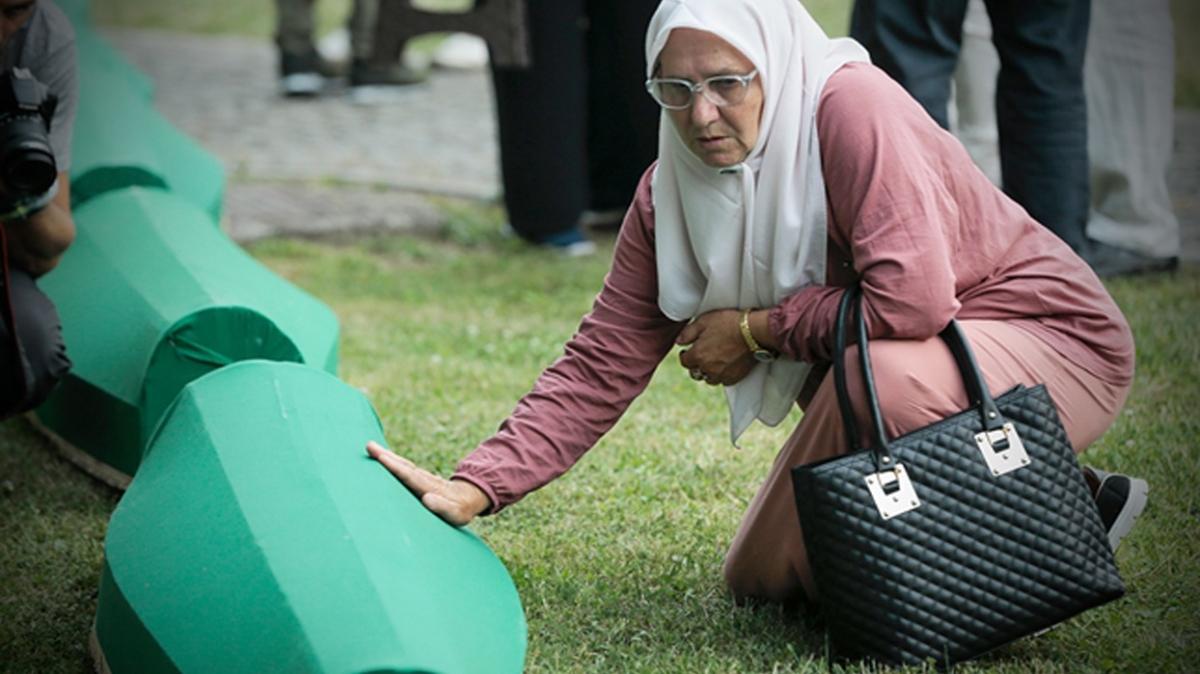Srebrenitsa kurbanlarnn tabutlar ant mezarla tand
