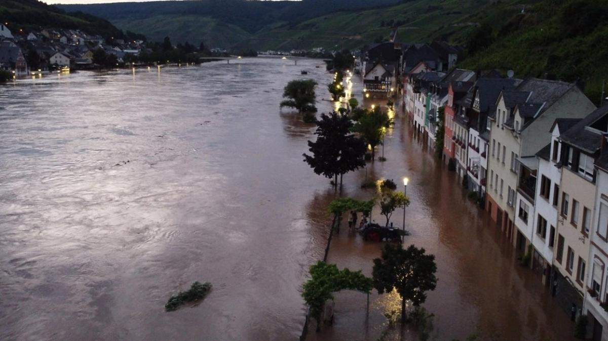 Avrupa'da yaşanan sel felaketi onlarca kişinin ölümüne yol açtı