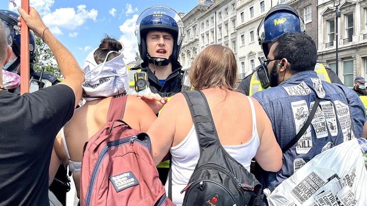 Londra'da polis a kartlarnn eylemine mdahale etti