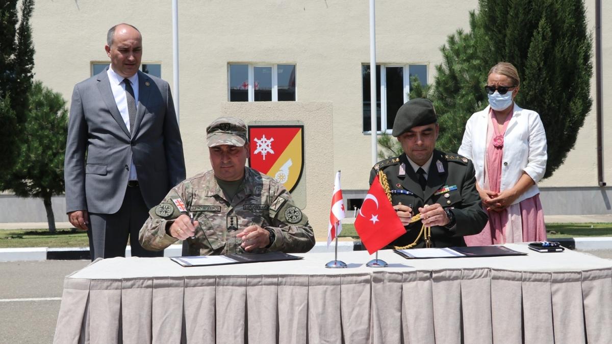 Türkiye Gürcistan'a askeri teknik servis araçları hibe etti
