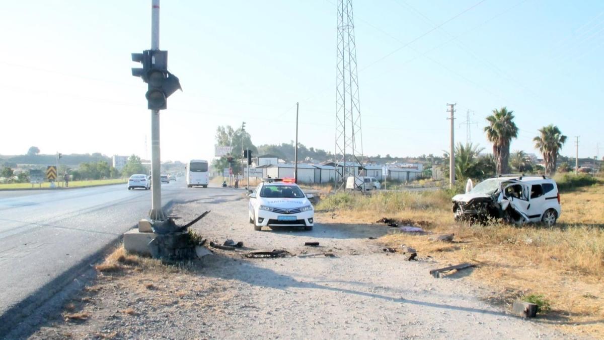 Antalya'da korkun kaza: Baba ld, anne ve 2 ocuk yaral