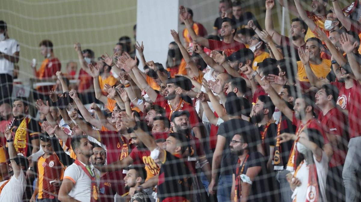 Galatasaray-PSV Eindhoven manda ie frlatan taraftar tribnden dar karld