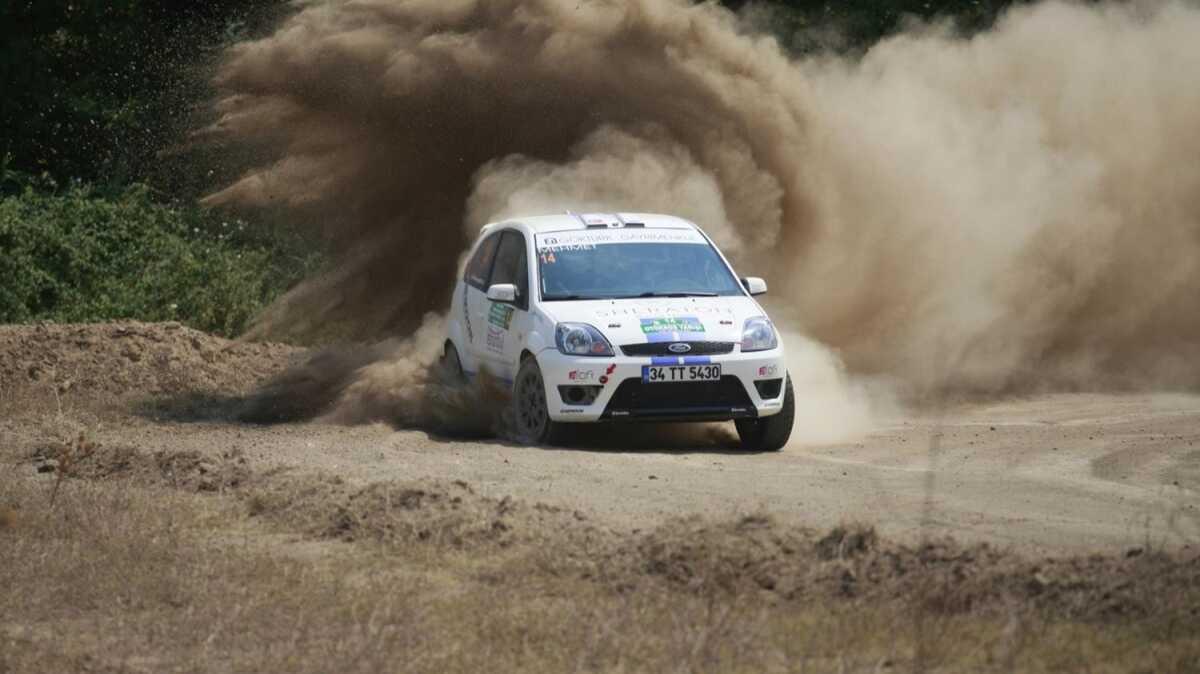 Bursa'daki otomobil yarlar izleyenlere heyecanl anlar yaatt