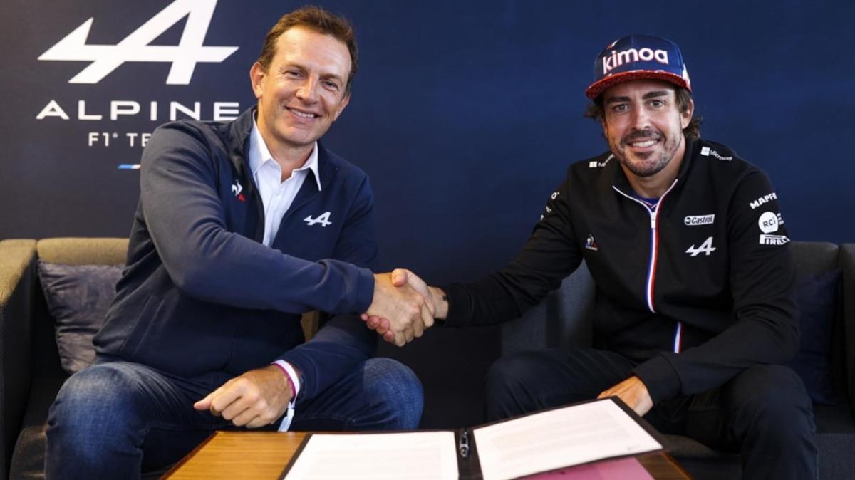 Fernando Alonso 1 yl daha Formula 1'de kalmaya karar verdi