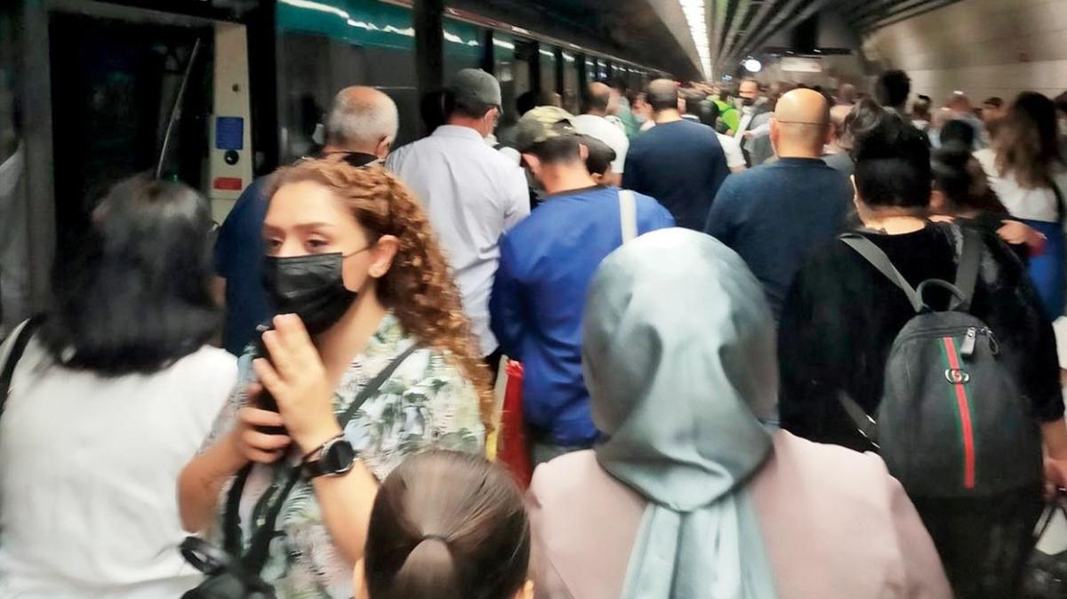 Marmaray'da elektrik arızası yolcuları raylarda yürüttü