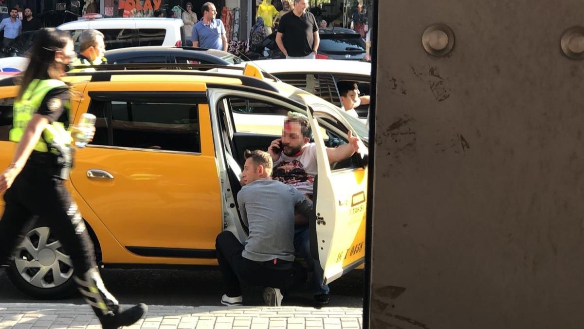 Bursa'da iki kii bir taksiciyi aracna bindirmedii iin baklad