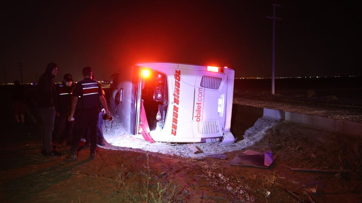 Konya'da yolcu otobs devrildi: 1'i ar 14 kii yaraland