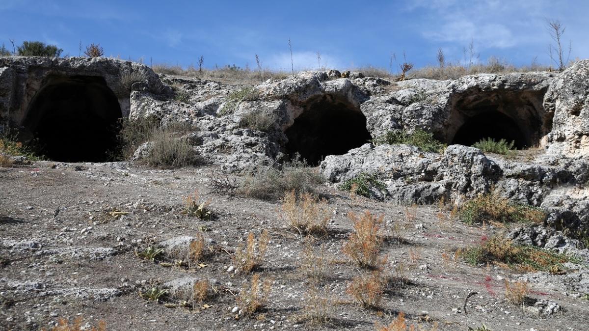 Uak'ta 1800 yllk kaya mezarlar bulundu