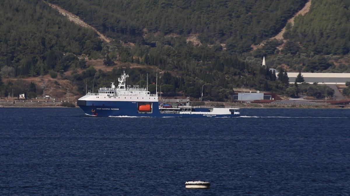Rus Donanmasna ait tanker anakkale Boaz'ndan gei yapt