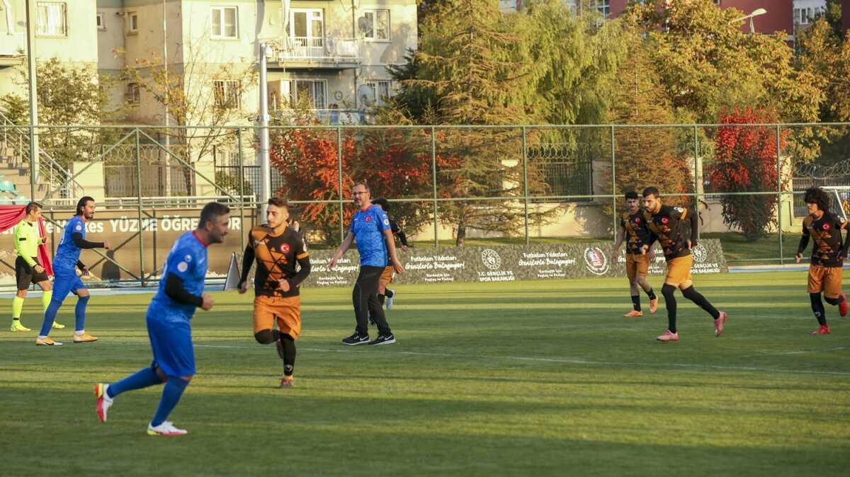 Genlik ve Spor Bakan Kasapolu, genlerle futbol oynad