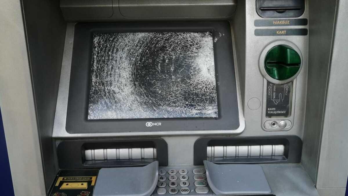 Sabahn krnde geldiler... ATM ekranlarn bu hale getirdiler