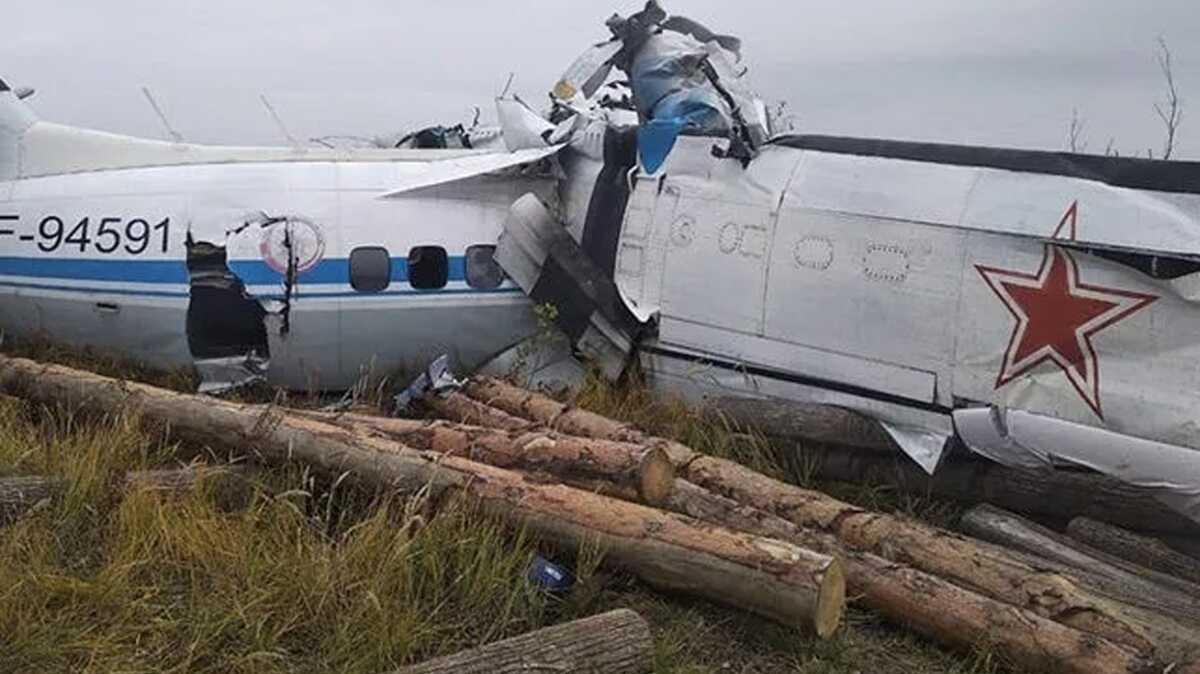 Rusya'da ierisinde 20 parat ve 2 mrettebat bulunan L-410 tipi uak dt