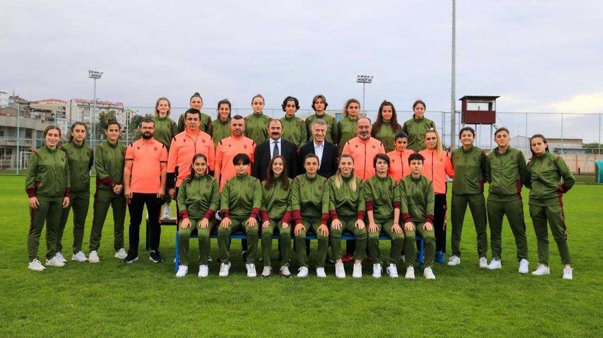 Ahmet Ağaoğlu'ndan kadın futbol takımına ziyaret