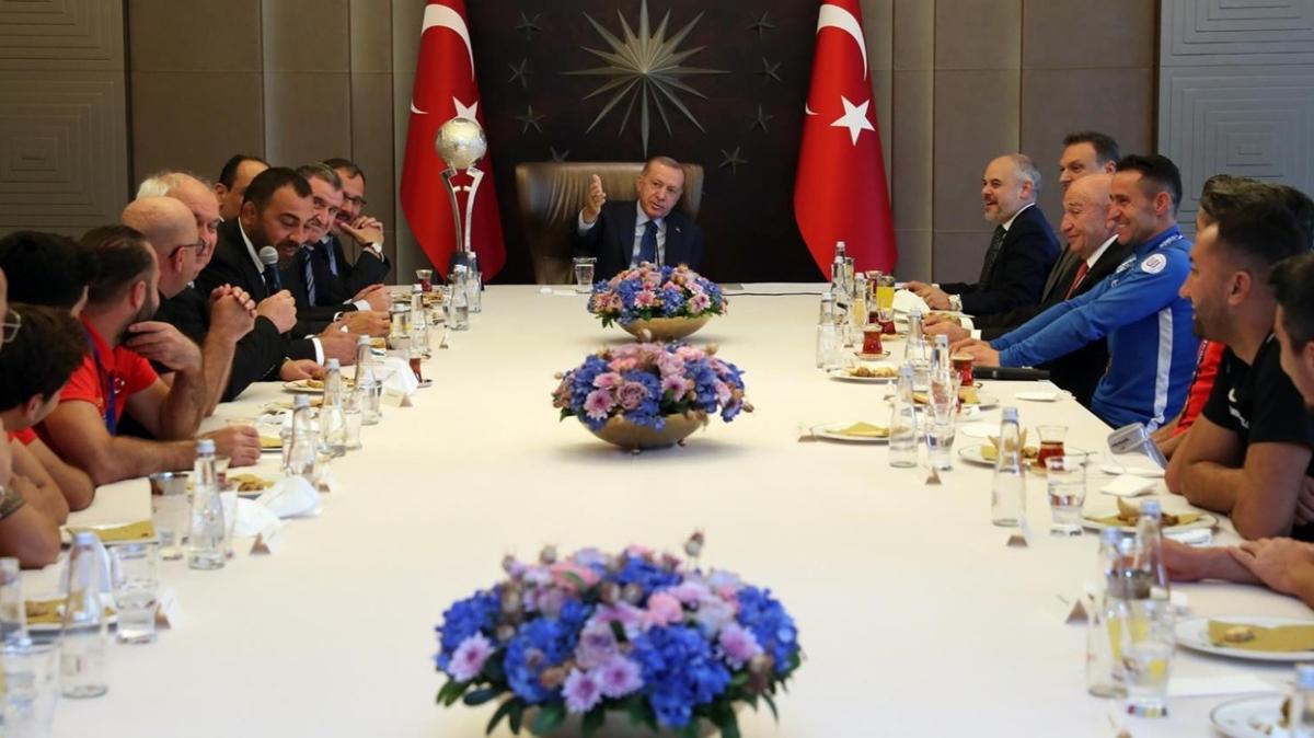 Başkan Erdoğan, Avrupa şampiyonu Ampute Milli Futbol Takımımızı kabul etti