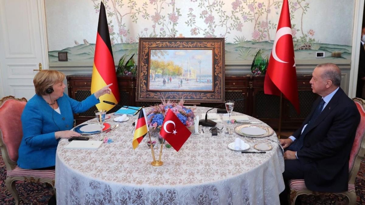 Başkan Erdoğan Merkel'e Ortaköy tablosu hediye etti