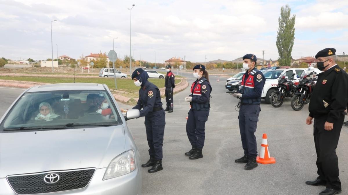 Kayseri'de Jandarma ekiplerinden Kandil ikramı