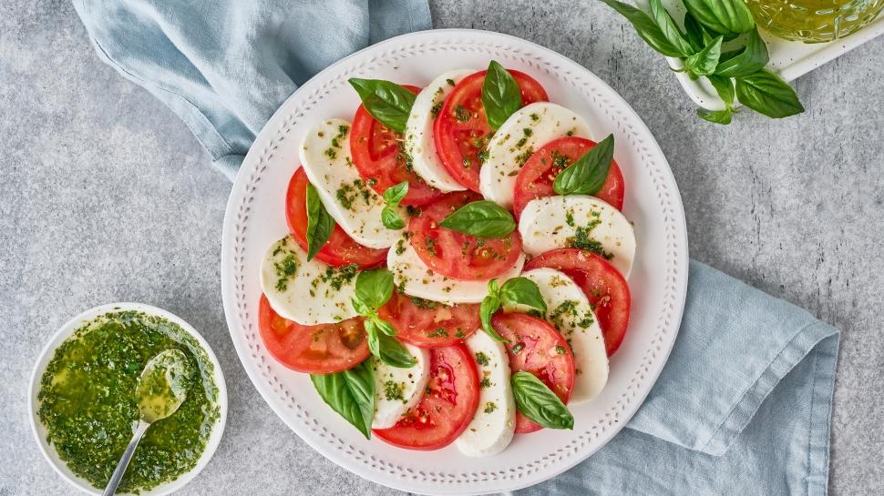 Mozarella caprese tarifi hem kolay hem nefis! İşte farklı salata tarifi