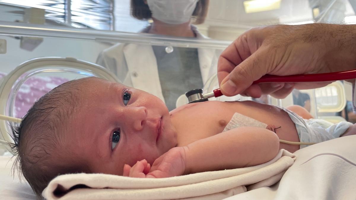 Yenidoan bebek ak kalp ameliyat ile hayata tutundu