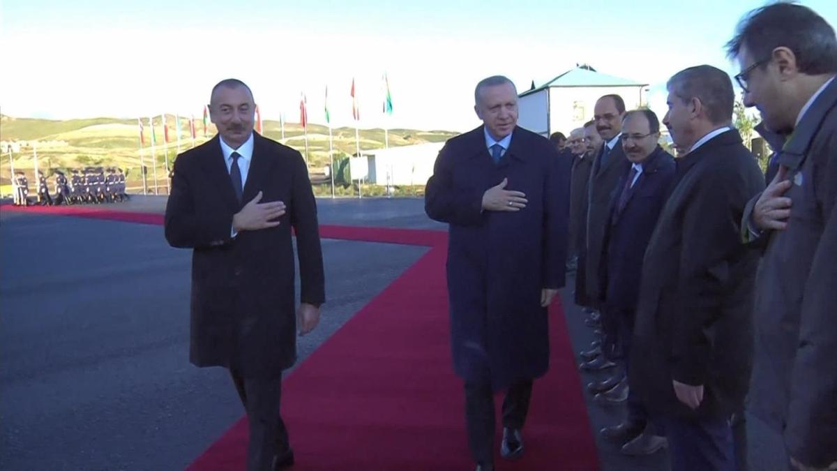 Bakan Erdoan, Azerbaycan Cumhurbakan Aliyev tarafndan resmi trenle karlanyor