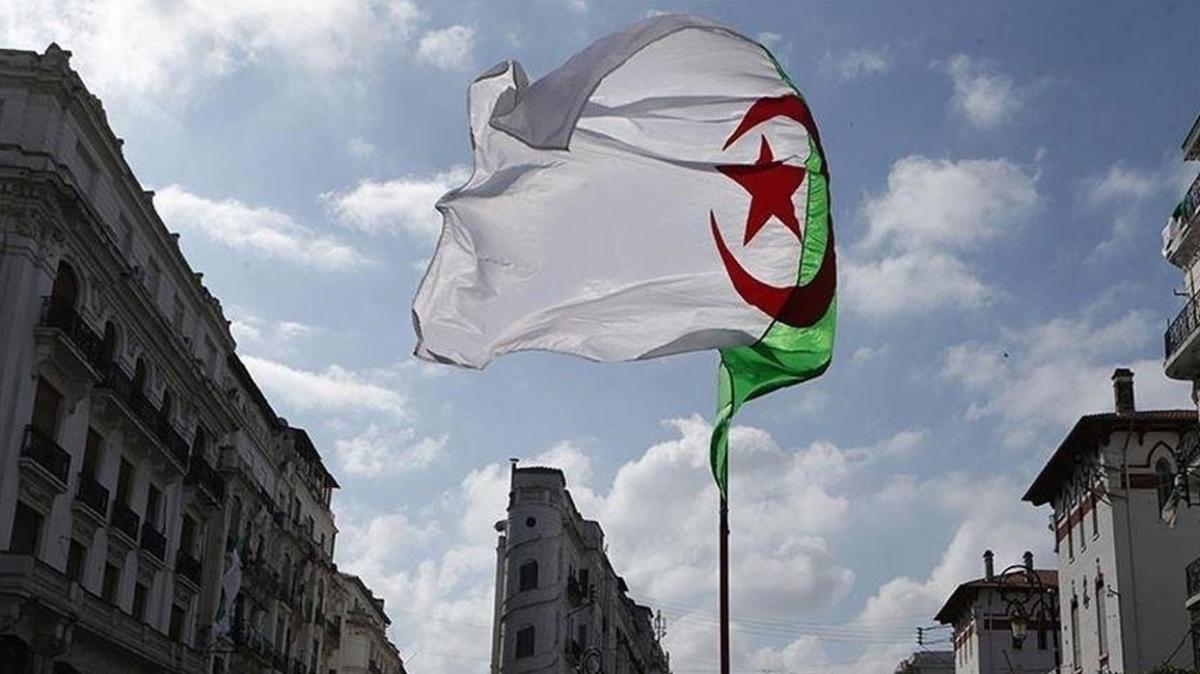 Cezayir alma ve Sosyal Gvenlik Bakanl Franszca kullanmn sona erdirdi