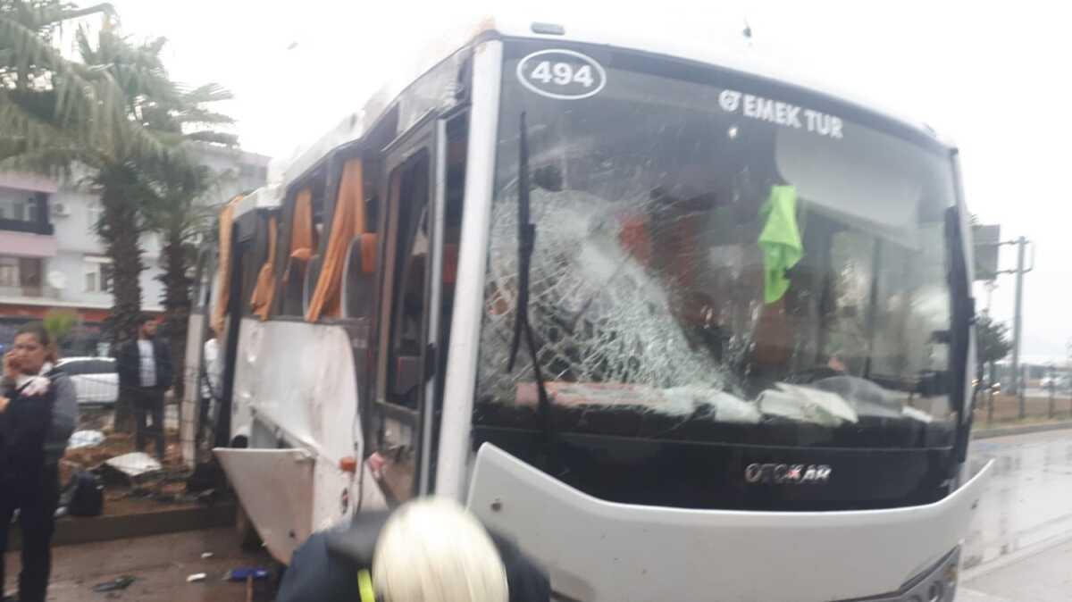 Antalya'da turist tayan ara devrildi, 8 yaral