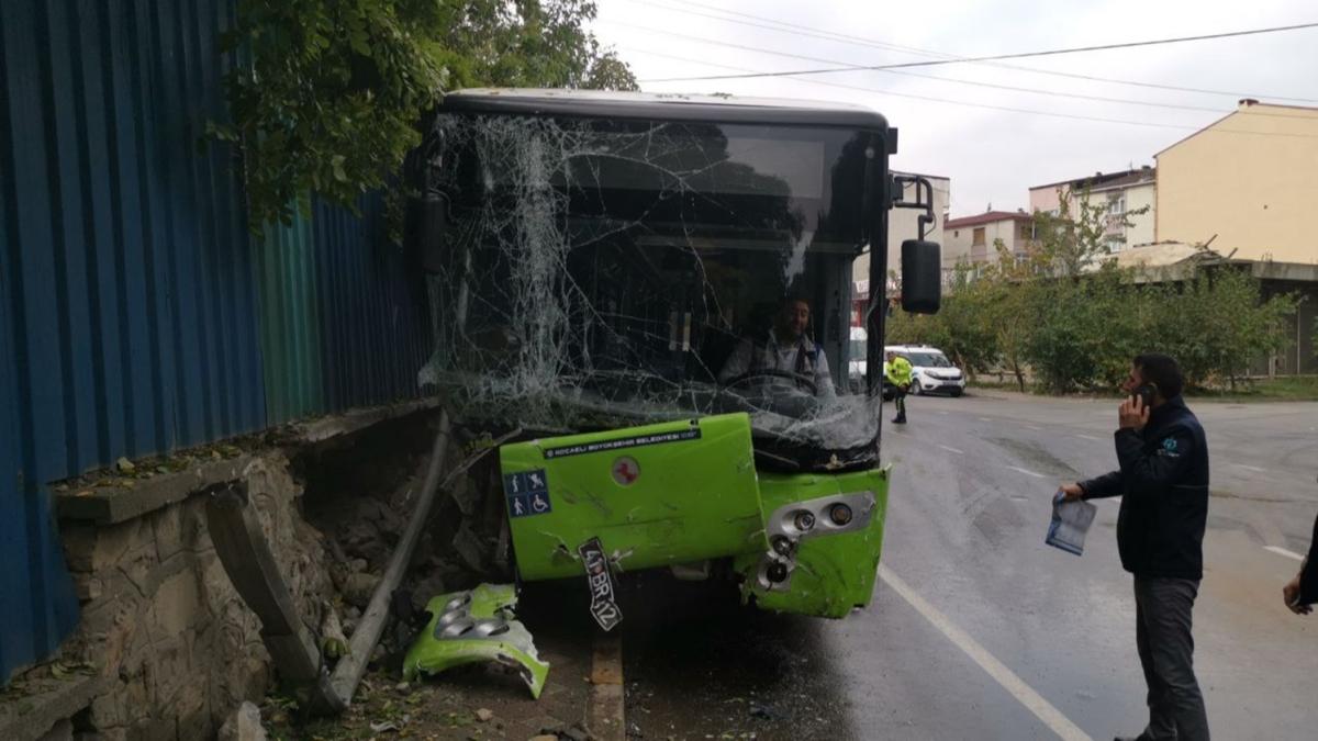 Kocaeli'de belediye otobs otomobil ile arpt, 3 yaral