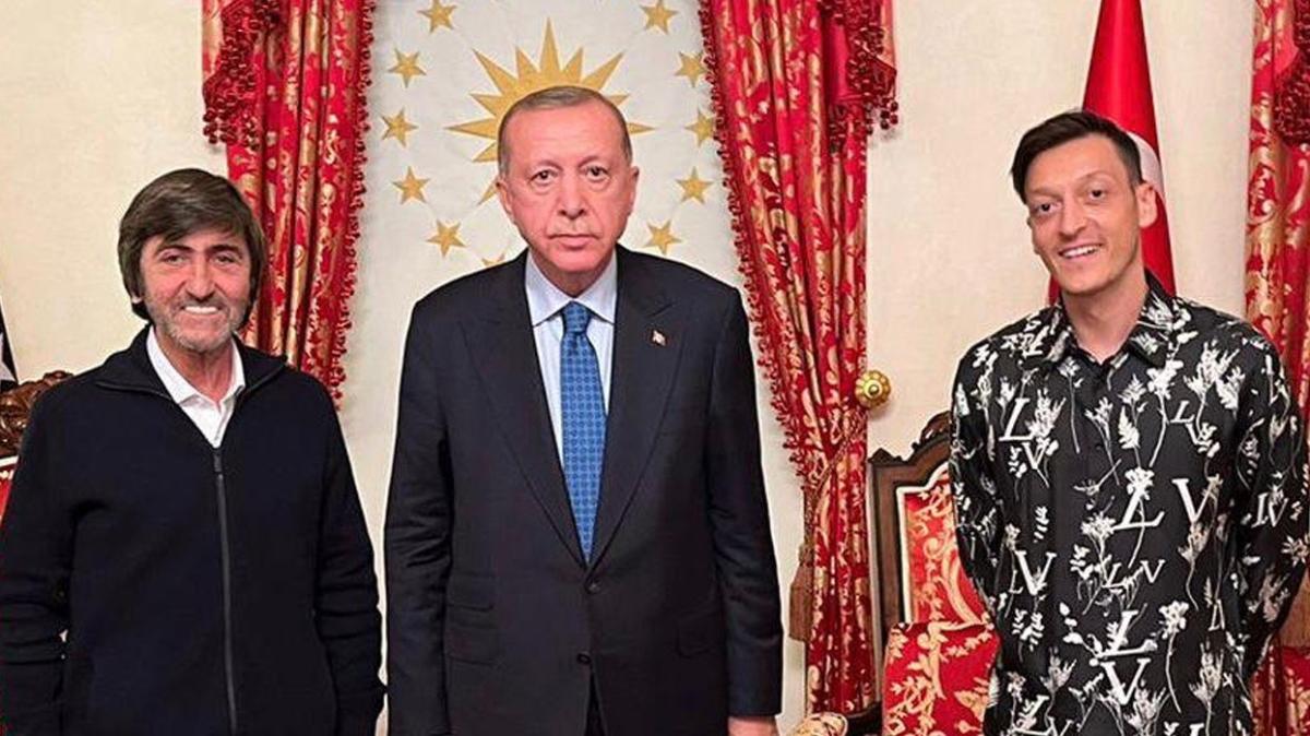 Mesut zil ve Rdvan Dilmen'den Bakan Erdoan'a ziyaret