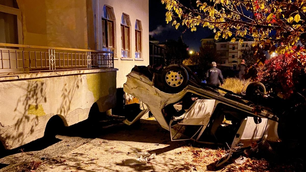 Ankara'da otomobil baheye devrildi: 3 yaral