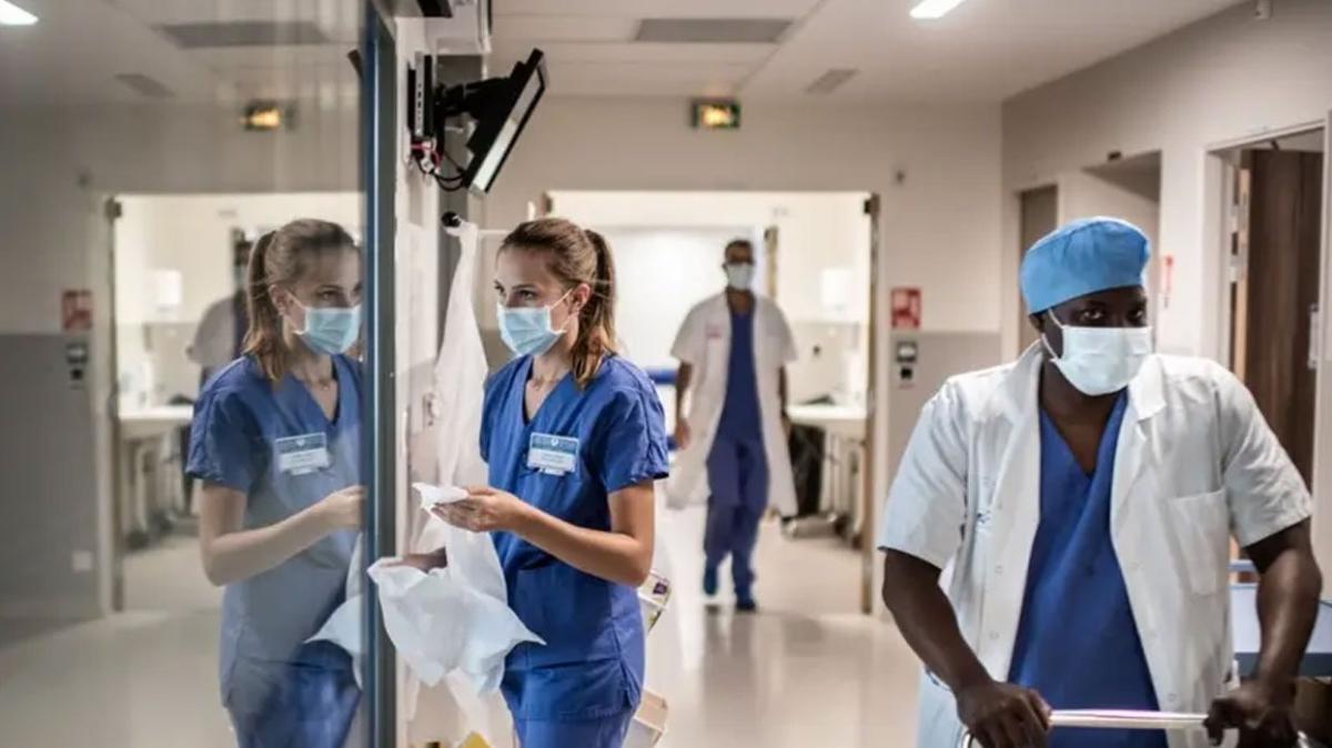 Fransa'da bir hastane personeli kendini atee verdi