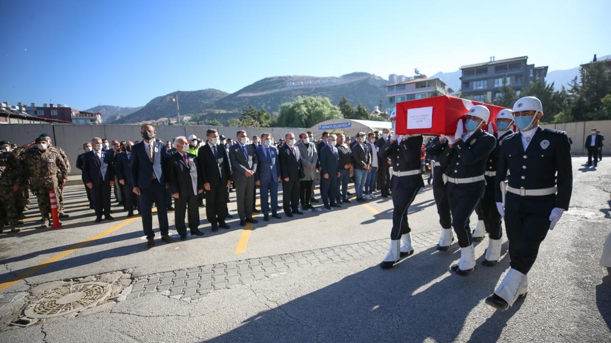 Trafik kazasnda ehit olan polisin cenazesi Osmaniye'de defnedildi