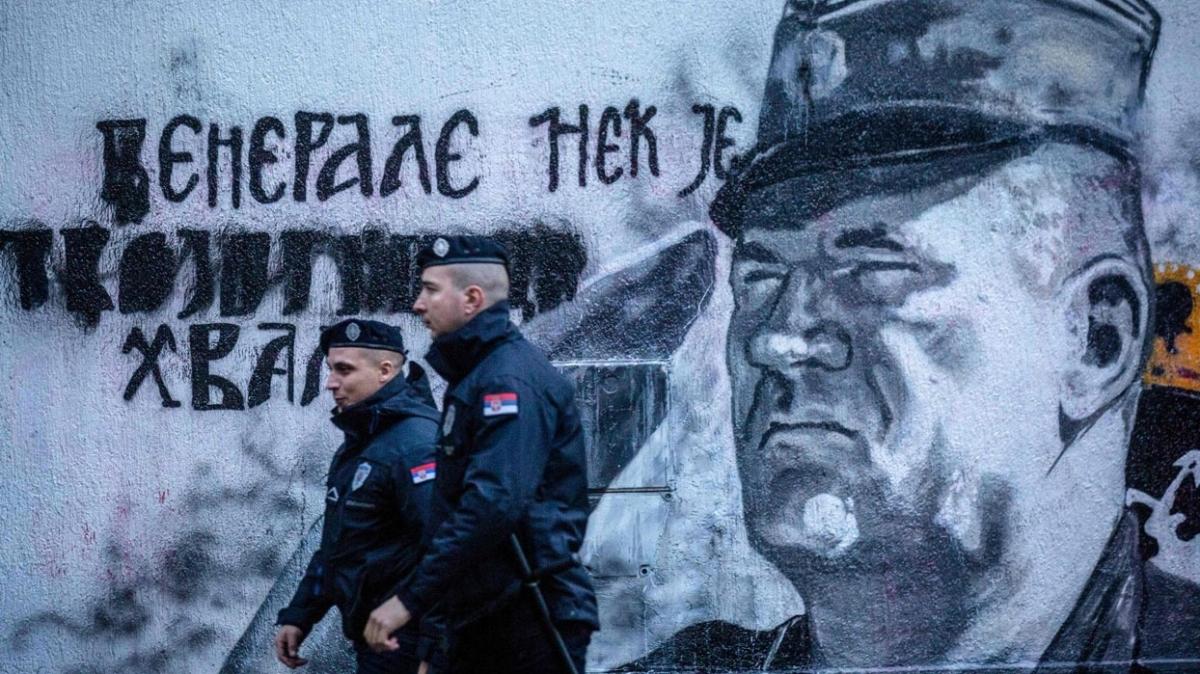 Srbistan'da sava sulusu Mladic'in duvar resminin korunmasna protesto