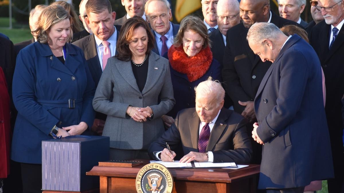 ABD'de tarihi an! Biden imzalad