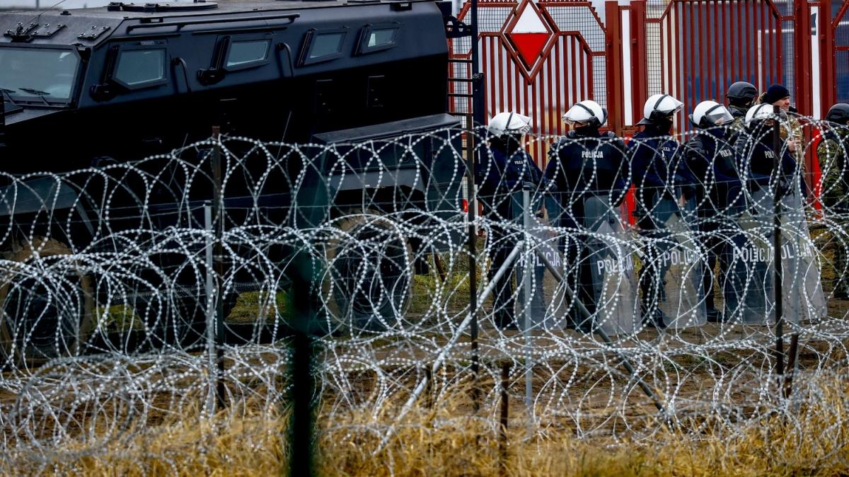 Polonya-Belarus sınırında gergin anlar... Yaklaşık 100 göçmen gözaltına alındı