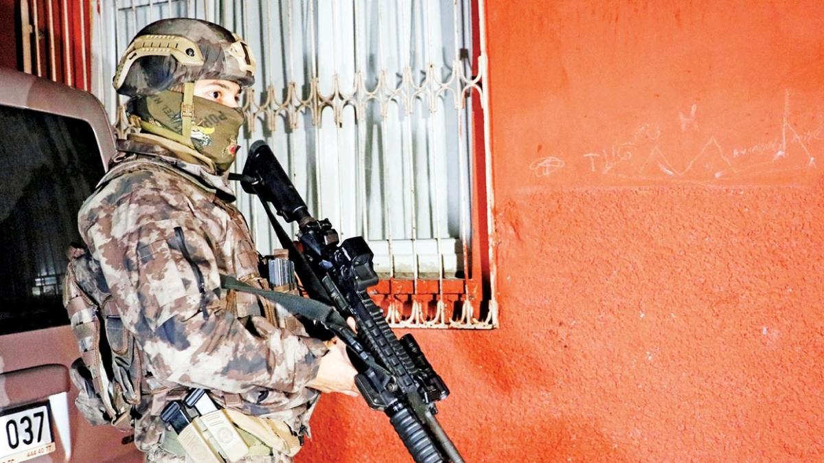 Adana'da 17 PKK'lya afak operasyonu