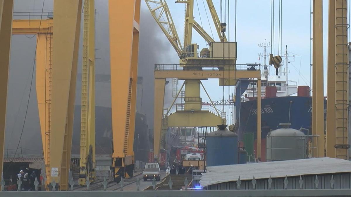 İstanbul Tuzla'da gemi yangını