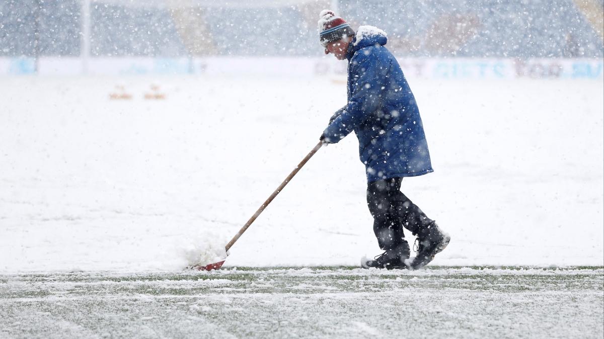 Kar yağışı Burnley-Tottenham maçını erteletti
