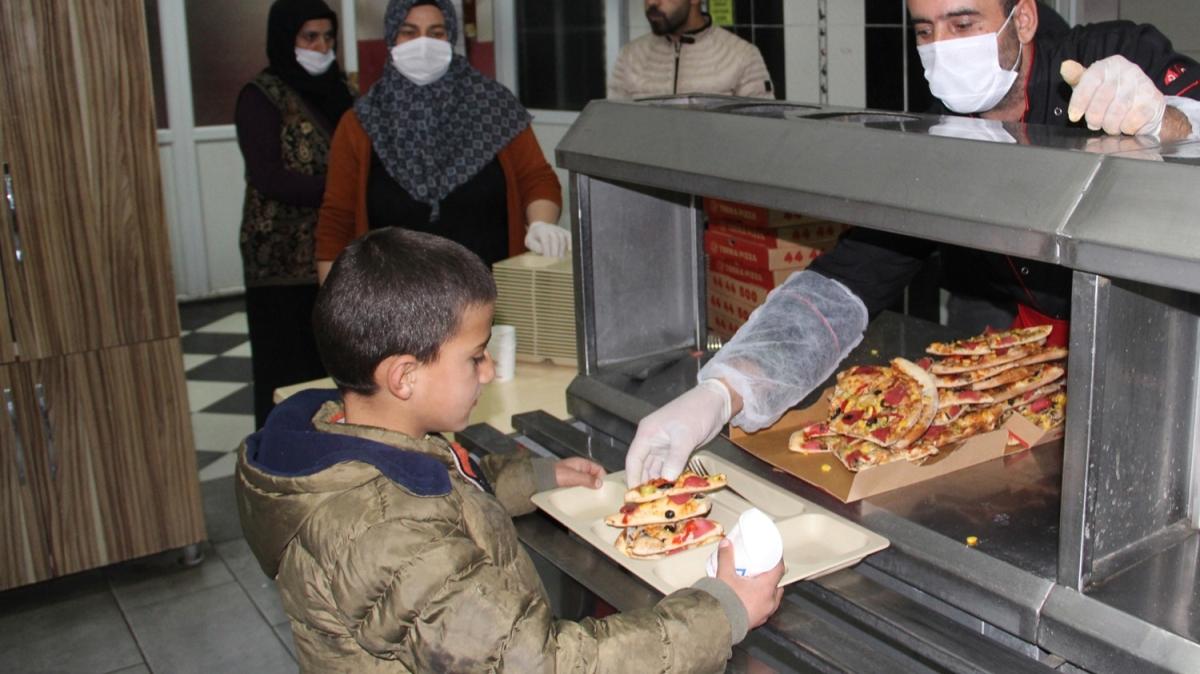 Kaymakam Kerem Türker öğrencilerin pizza isteğini geri çevirmedi