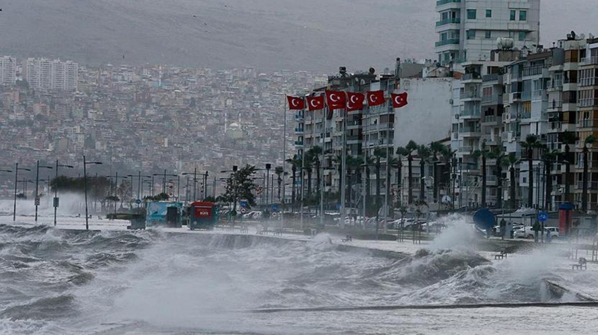 Fırtına İzmir'de denizi taşırdı