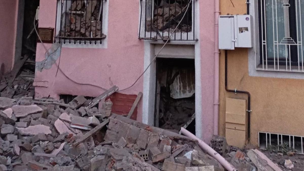 Balat'ta bir bina çöktü