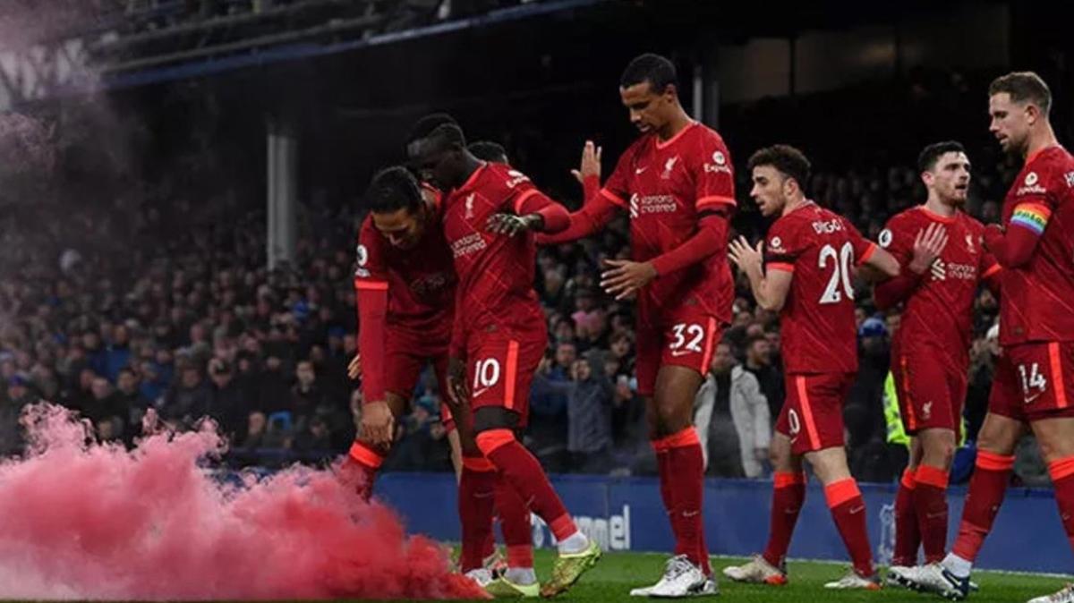 Liverpool, Everton'ı rahat devirdi