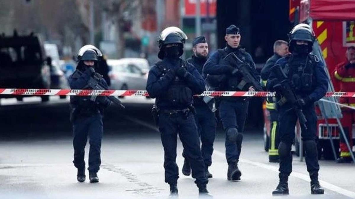 Fransa'da polise ninja saldrs